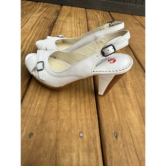 Be Comfortable Blondo Shoes - Vintage Y2K Be Comfortable Blonde White Buckle High Heels Peep Toe Straps 5M